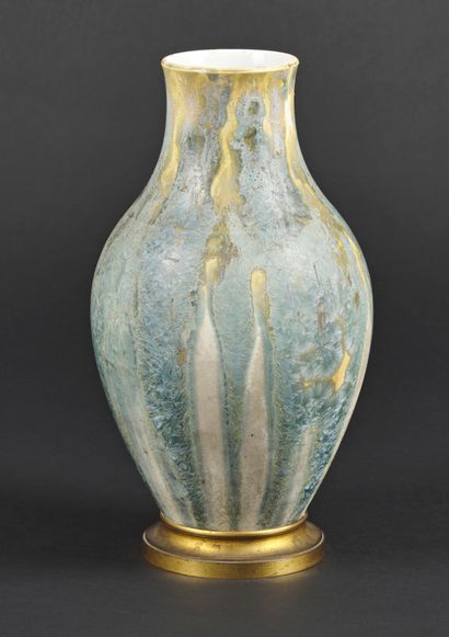 null Sèvres

Vase à décor de cristallisation.

Marqué et daté 1908.

H. 29 cm.