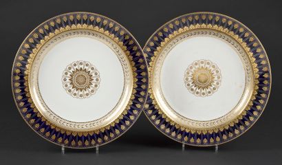 null Sèvres

Deux grands plats ronds en porcelaine à décor en or au centre d'une...