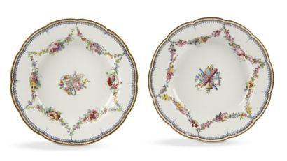 null Sèvres

Deux assiettes à potage en porcelaine tendre à décor polychrome au centre...