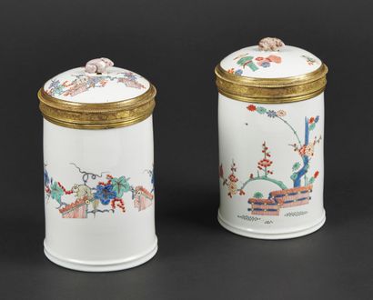 null Chantilly

Paire de pots couverts cylindrique en porcelaine tendre à décor polychrome...
