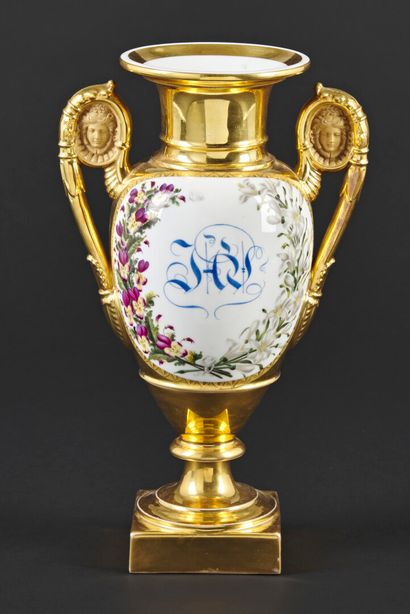 null Paris

Vase de forme balustre en porcelaine à décor polychrome d'un portrait...