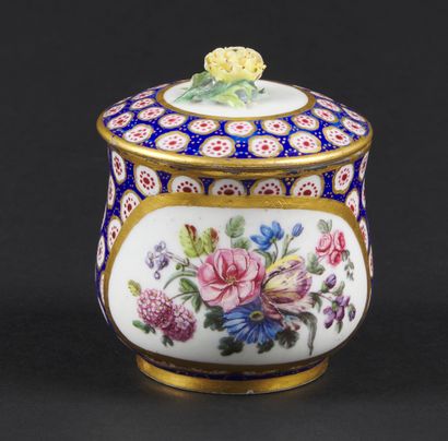 null Sèvres

Pot à jus couvert en porcelaine tendre à décor polychrome d'un bouquet...