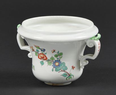  Chantilly 
Cache-pot de forme Médicis en porcelaine à décor polychrome Kakiemon...