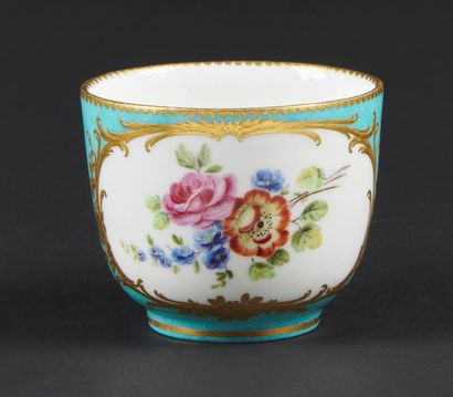 null Sèvres

Gobelet Bouillard en porcelaine tendre à décor polychrome d'un bouquet...