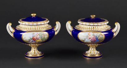 null Sèvres

Paire de vases cassolettes allemands unis couverts en porcelaine tendre...