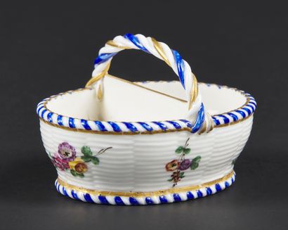 null Sèvres

Salière double en forme de panier en porcelaine tendre à décor polychrome...