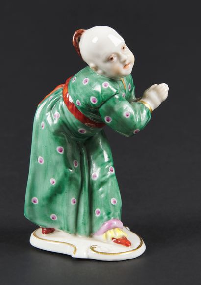  Nymphenbourg 
Statuette en porcelaine représentant un Chinois penché vers l'avant,...