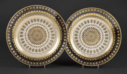 null Sèvres

Deux grands plats ronds en porcelaine à décor en or au centre d'une...