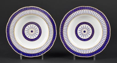 null Sèvres

Deux assiettes à potage en porcelaine tendre à décor bleu et or au centre...