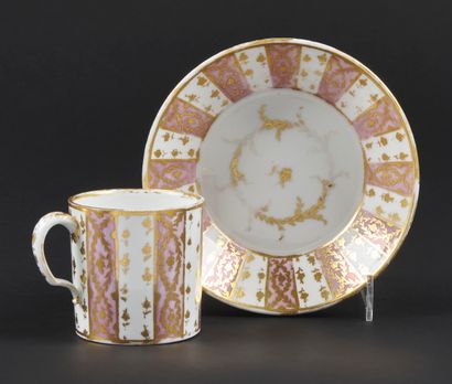 null Sèvres

Gobelet litron et sa soucoupe en porcelaine dure de la troisième grandeur...