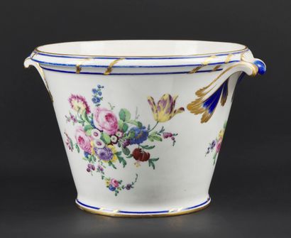 null Sèvres

Cache-pot tronconique en porcelaine tendre à décor polychrome de fleurs...