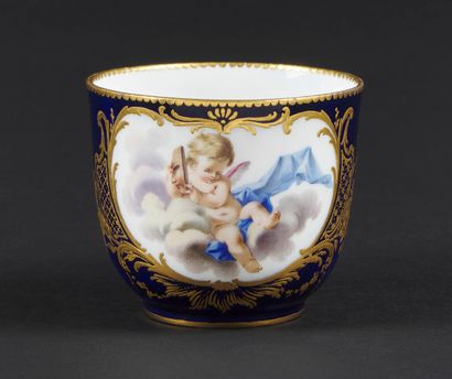 null Sèvres

Gobelet Bouillard en porcelaine tendre à décor polychrome d'un amour...