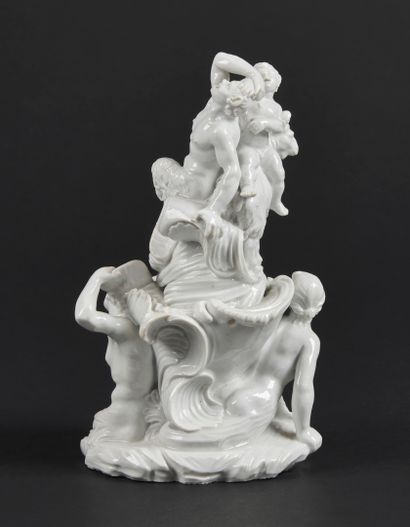  Venise 
Groupe en porcelaine émaillée blanche représentant deux faunes sur une chèvres...