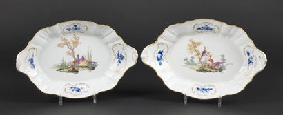 null Meissen

Deux plats ovales en porcelaine à décor polychrome au centre d'oiseaux...