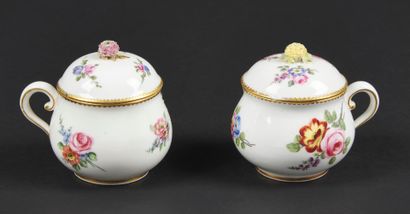 Sèvres 
Deux pots à jus couverts en porcelaine...