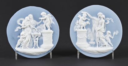 null Sèvres

Deux médaillons circulaires en biscuit à décor en bas-relief sur fond...