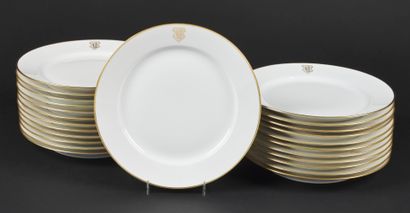 null Sèvres

Ensemble de 24 assiettes en porcelaine à décor en or d'un monogramme...