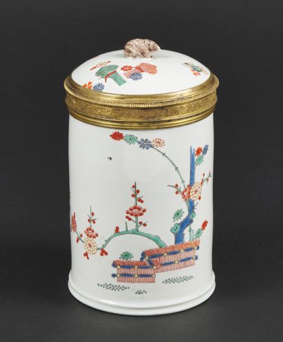  Chantilly 
Paire de pots couverts cylindrique en porcelaine tendre à décor polychrome...