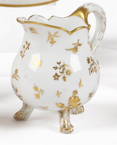 null Sèvres

Pot à lait à trois pieds en porcelaine dure à décor en or de semis de...
