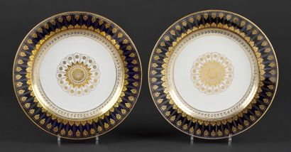 null Sèvres

Deux plats ronds en porcelaine à décor en or au centre d'une large rosace...