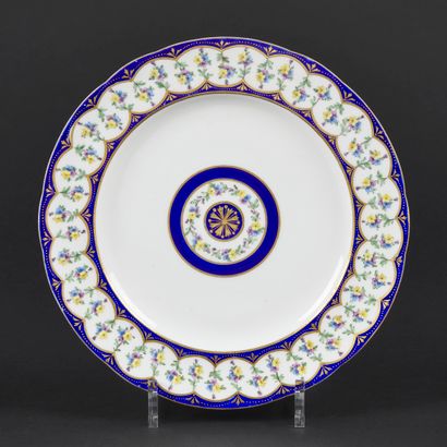 null Sèvres

Assiette en porcelaine tendre à décor polychrome nommé festons bleu...