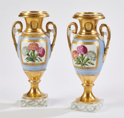 null Paris

Paire de vases de forme balustre en porcelaine à décor polychrome d'oeillets...
