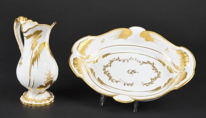 null Sèvres

Pot à eau à la romaine et son bassin ovale en porcelaine dure à décor...