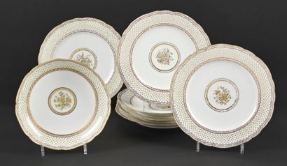 null Sèvres

Six assiettes en porcelaine dure à décor en gris, vert et or au centre...