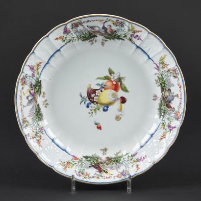 null Meissen Plat rond à bord contourné en porcelaine à décor polychrome de fruits...