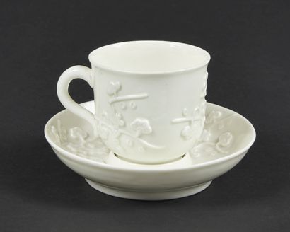 null Saint-Cloud

Tasse et sa soucoupe en porcelaine tendre émaillée blanche à décor...