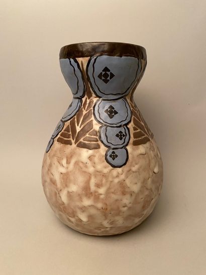 null Louis-Auguste DAGE (1885-1963)

Ceramic vase with ovoid body and conical neck....