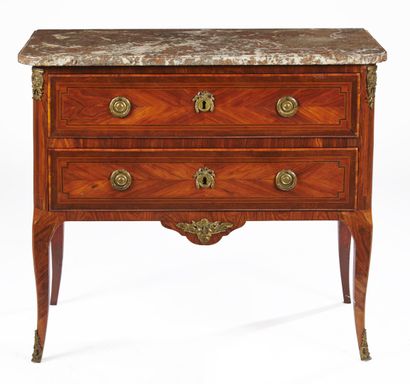 null Commode en bois de violette et amarante ouvrant à deux tiroirs, le dessus de...