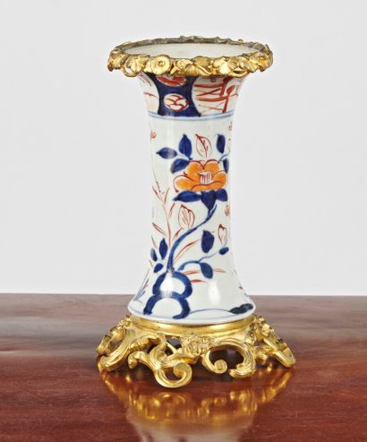 null Vase en porcelaine du Japon du XVIIIe siècle à décor Imari à monture de bronze...