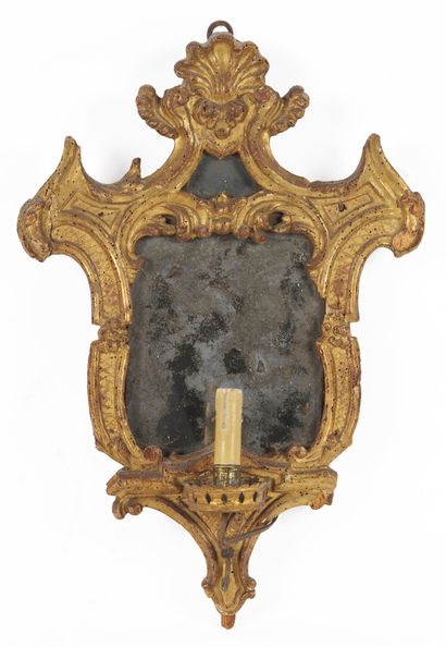 null Petit miroir porte-lumière en bois doré en forme d'écu, à décor de feuillages...