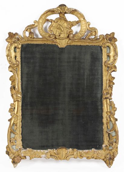null Gilded wood mirror with openwork decoration of foliage, rocaille and clasps;...