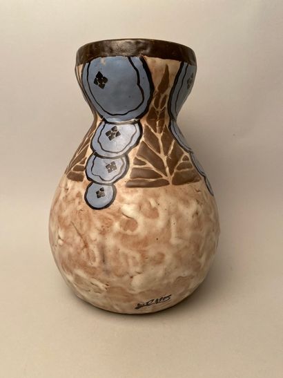 null Louis-Auguste DAGE (1885-1963)

Ceramic vase with ovoid body and conical neck....