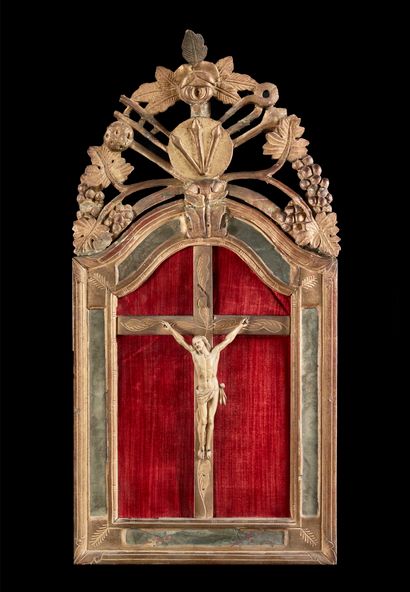 null Christ en ivoire sculpté sur sa croix en bois doré.

Dans un cadre à parcloses...