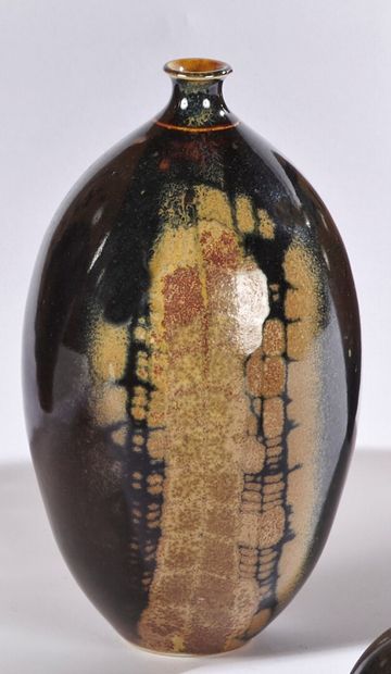 null Didier HOFT (born in 1957)

Ovoid vase with small flared neck. Ceramic proof...