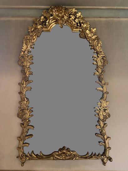 null Grand miroir en bois et stuc doré à riche décor de coquilles, pampres, feuilles...