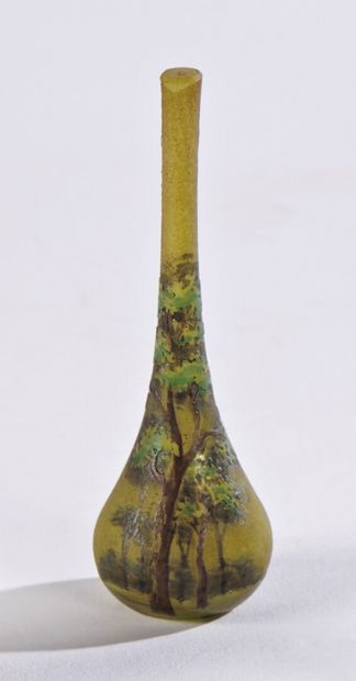 null DAUM

Berluze miniature. Greenish yellow marmorated glass with a natural enamelled...