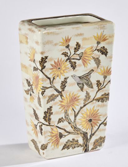 null Emile GALLE (1846-1904)

Vase de forme rectangulaire en faïence à décor émaillé...