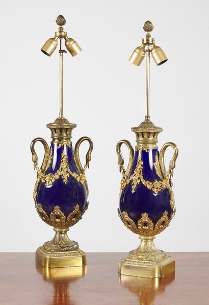 null Paire de vases en porcelaine bleue et bronze doré, les anses en col de cygne...
