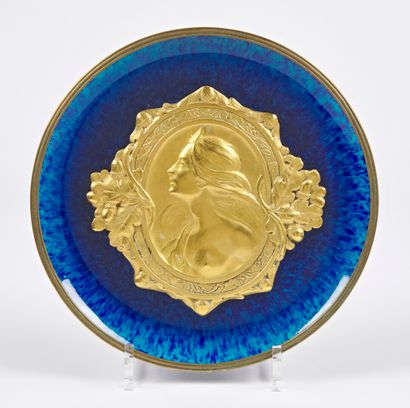 null STALIN & SEVRES (MANUFACTURE NATIONALE)

Ceramic plate with hollow circular...