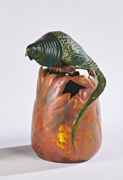 null MANUFACTURE ZSOLNAY - PECS

Vase au faisan en céramique irisée polychrome au...