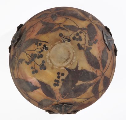 null DAUM-NANCY

Three-light pendant with conical hemispherical bowl, wrought iron...