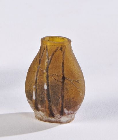 DAUM

Vase miniature à corps ovoïde sur talon...