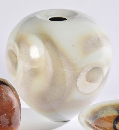 null Didier HOFT (born in 1957)

Ovoid vase with small neck. Ceramic proof with ochre,...