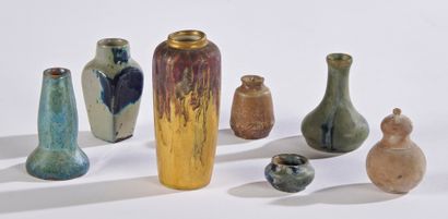 null BUISSON (émaux d'art)

Lot de sept vases miniatures en céramique à corps divers,...