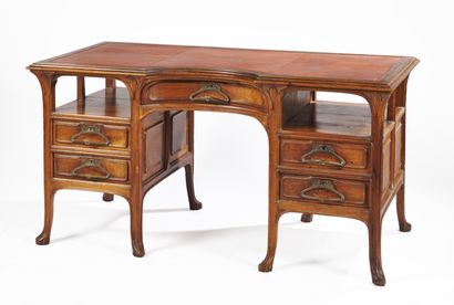 null Abel LANDRY (1871-1923)

Executive desk, circa 1907, in carved moulded walnut...