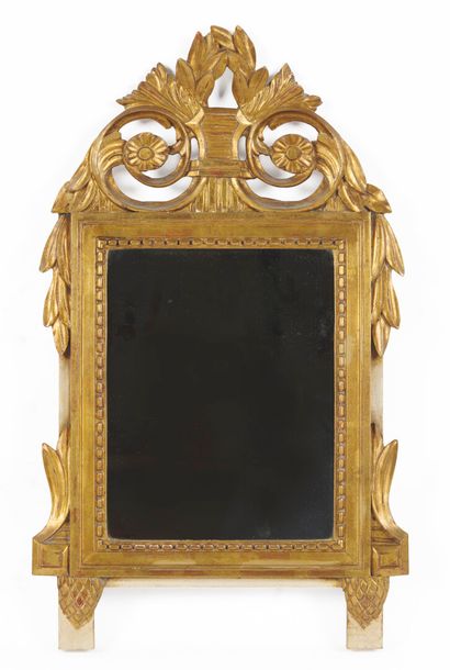 null Miroir en bois et stuc doré de forme rectangulaire, surmonté d'un fronton à...
